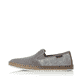 Graue Rieker Herren Slipper B5265-43 mit einem Gummizug sowie Komfortweite G 1/2. Schuh Außenseite.