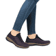 
Schwarze Rieker Damen Slipper N3277-25 mit Reißverschluss sowie einer leichten Sohle. Schuh seitlich schräg