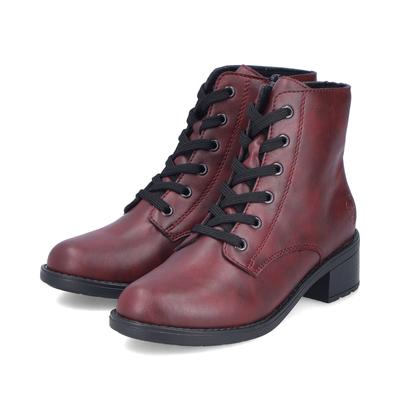 Weinrote Rieker Damen Schnürstiefel 75433-35 mit einem Reißverschluss. Schuhpaar seitlich schräg.