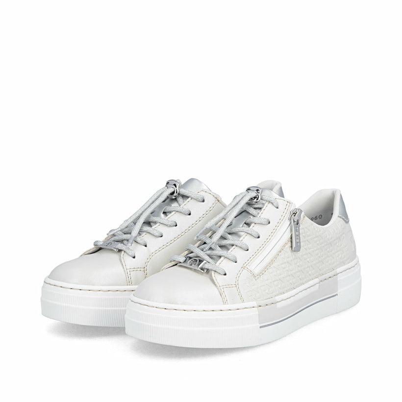 Silberne Rieker Damen Sneaker Low N4960-90 mit dekorativer Prägung. Schuhpaar seitlich schräg.