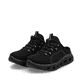 Schwarze Rieker Damen Clogs M6091-00 mit einem Gummizug sowie flexibler Sohle. Schuhpaar seitlich schräg.