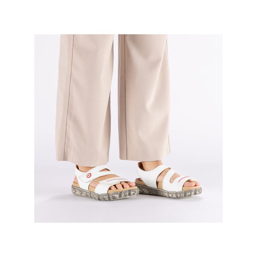 Weiße Rieker Damen Riemchensandalen V5151-80 aus Glattleder. Schuh am Fuß.
