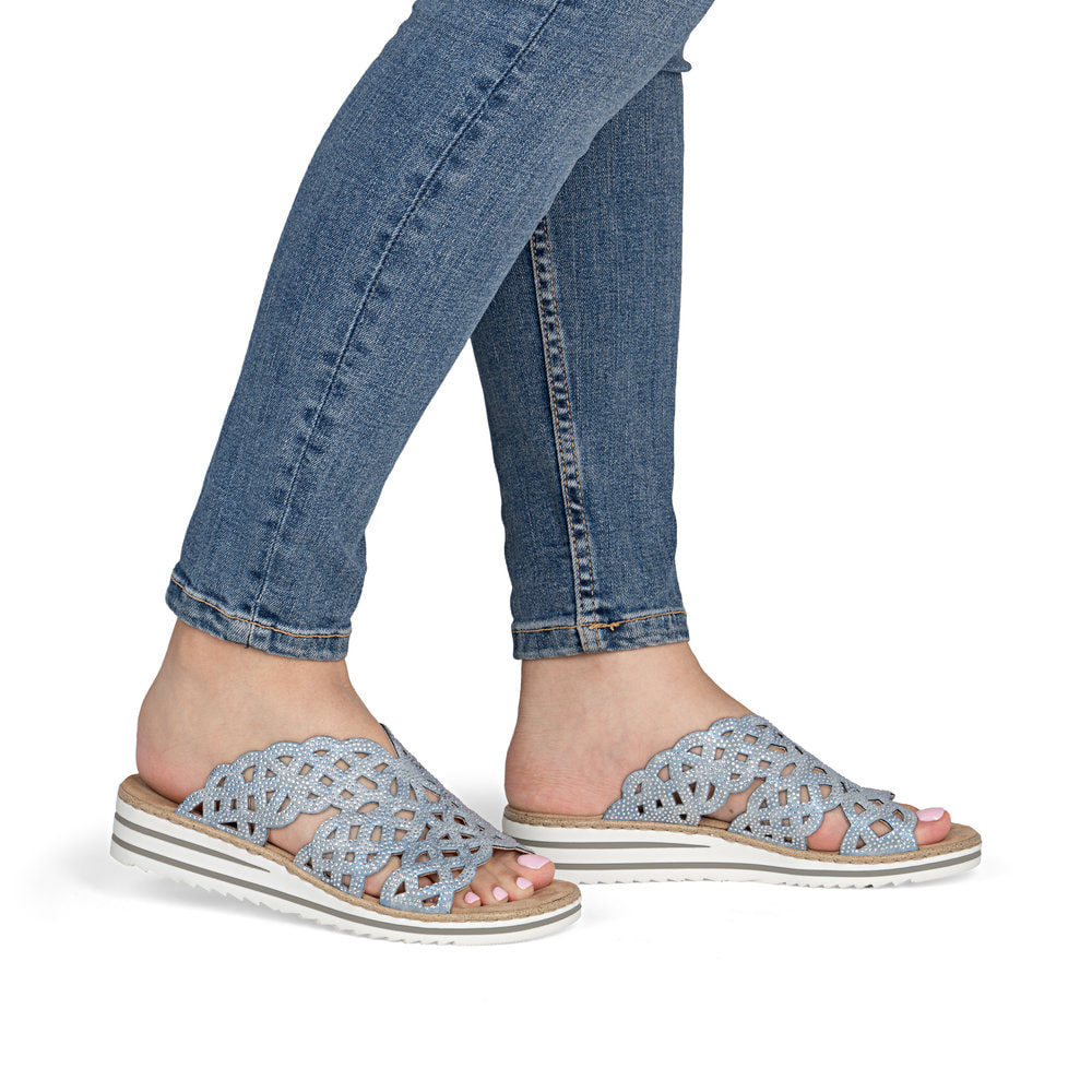 Mules Rieker bleues femme V0689-12 avec strass ainsi que coupe étroite E. Chaussure au pied.
