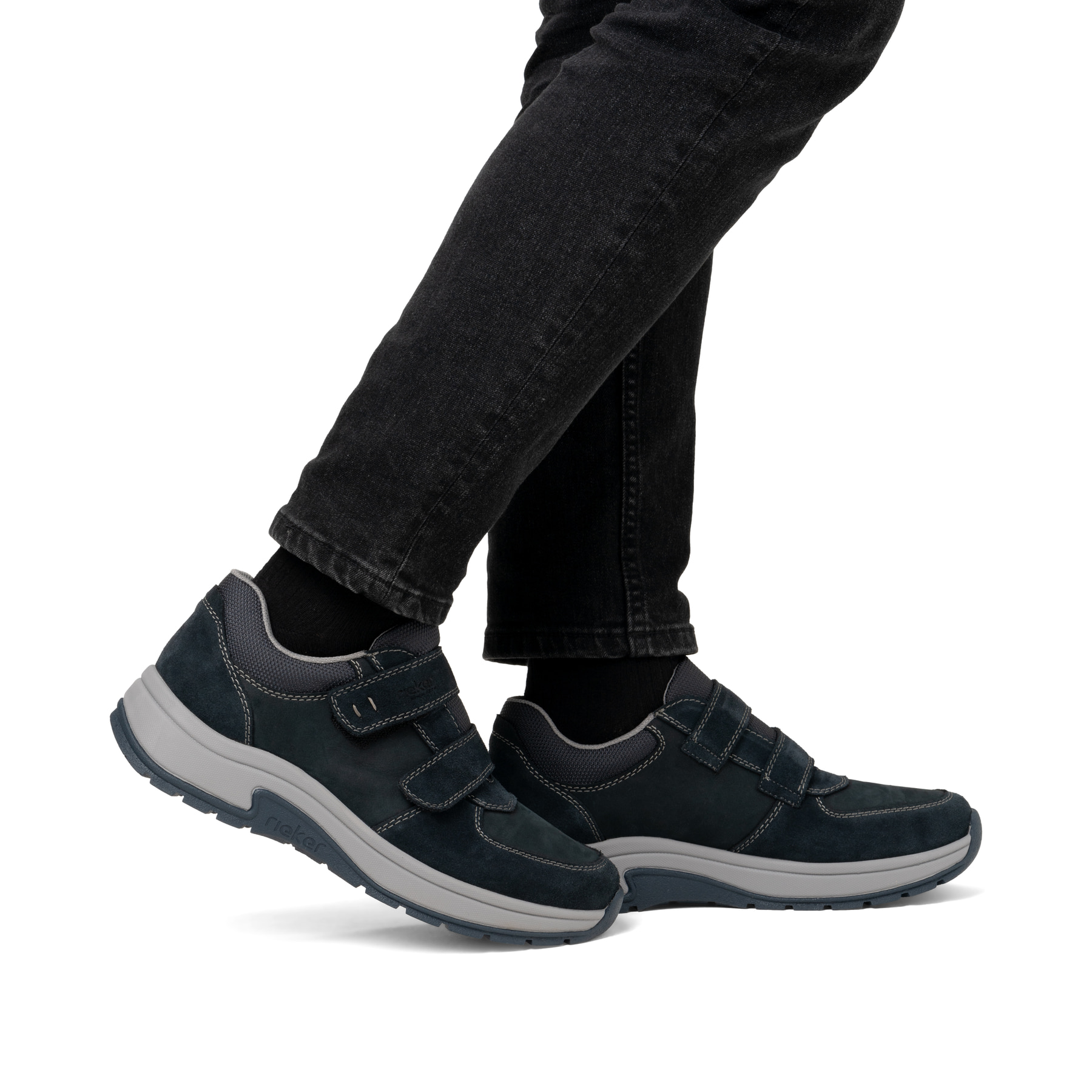 Mocassins Rieker bleus homme 11051-14 en cuir suédé avec fermeture velcro. Chaussure au pied.