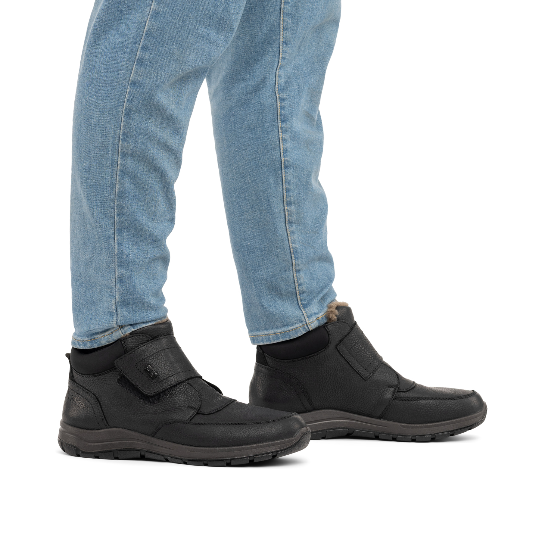 Schwarze Rieker Herren Kurzstiefel 03680-00 aus Glattleder. Schuh am Fuß.