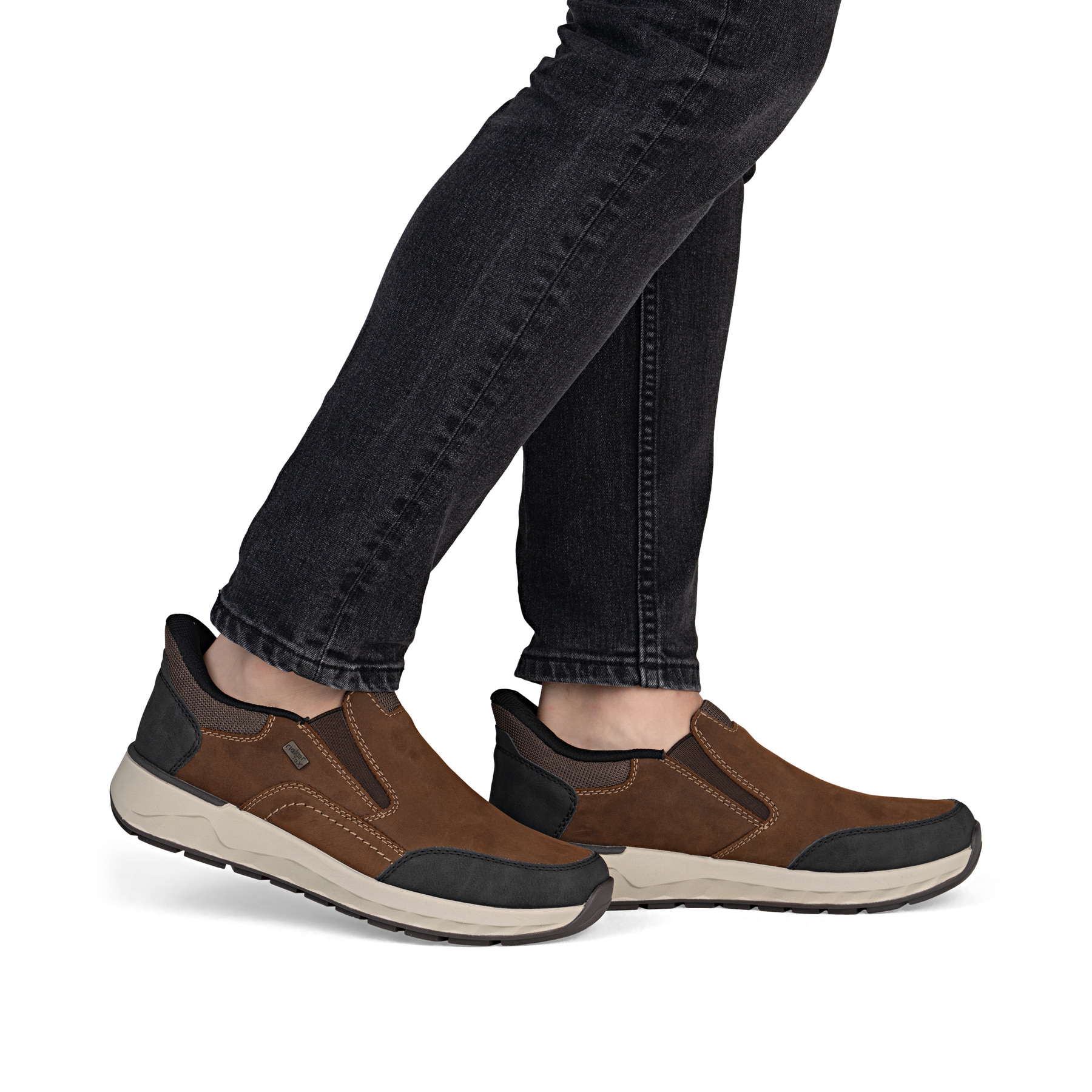 Mocassins Rieker marron pour homme 11551-22 en cuir suédé. Chaussure au pied.