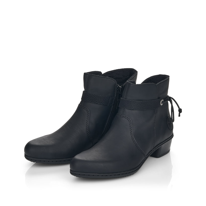 Tiefschwarze Rieker Damen Stiefeletten Y0782-01 mit Reißverschluss sowie Blockabsatz. Schuhpaar schräg.