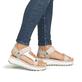Mehrfarbige Rieker Damen Riemchensandalen W3051-90 mit einem Klettverschluss. Schuh am Fuß.