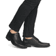 
Mitternachtsschwarze Rieker Herren Schnürschuhe B0013-00 mit einer leichten Sohle. Schuh am Fuß