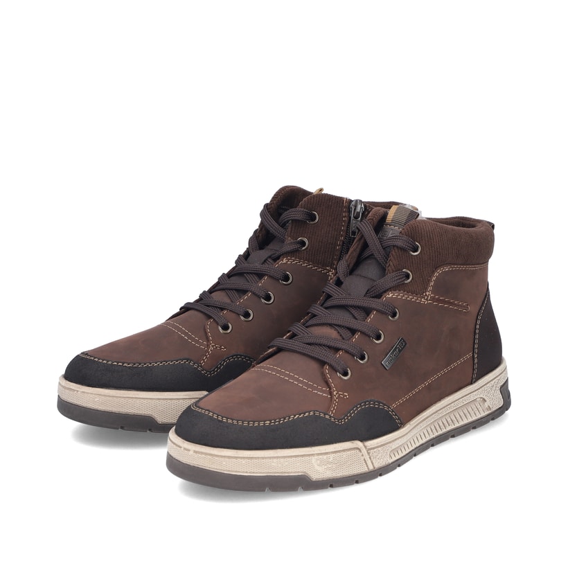Dunkelbraune Rieker Herren Sneaker High 36042-25 aus Rauleder. Schuhpaar seitlich schräg.