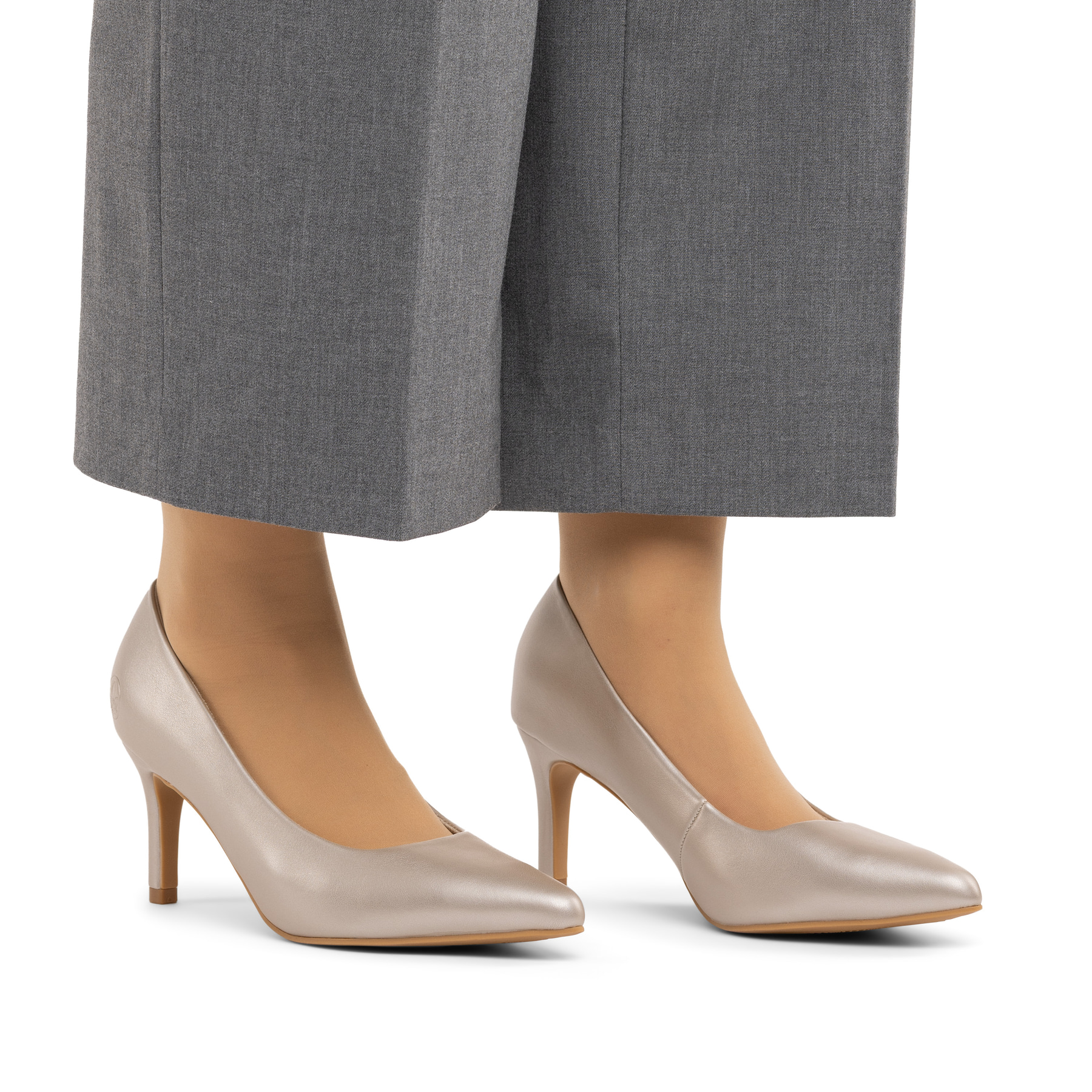 Champagnerfarbene Rieker Pumps 41160-90 mit einer griffigen Sohle. Schuh am Fuß.