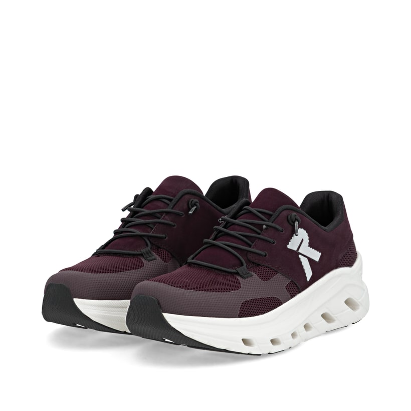 Dunkelrote Rieker Damen Sneaker Low W3500-32 mit einer Schnürung. Schuhpaar seitlich schräg.