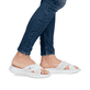 Weiße vegane Rieker Damen Pantoletten V2105-80 mit einer ultraleichten Sohle. Schuh am Fuß.