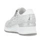 Silberne Rieker Damen Sneaker Low N4316-90 mit einem Reißverschluss. Schuh von hinten.