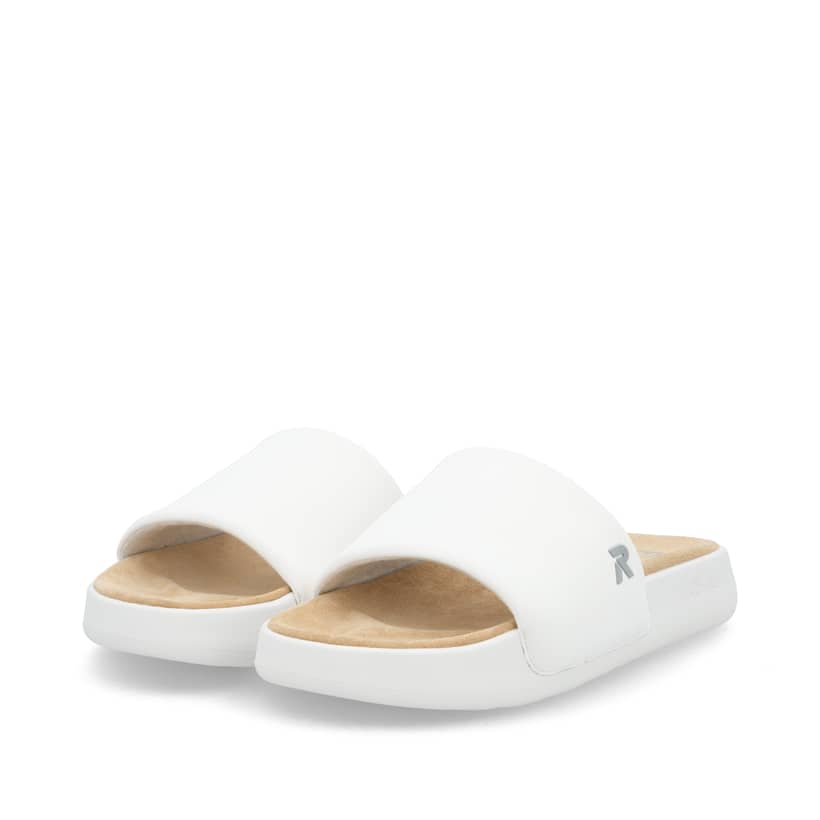 Weiße Rieker Herren Pantoletten U3250-80 mit ultraleichter und flexibler Sohle. Schuhpaar seitlich schräg.