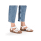 Beige Rieker Damen Riemchensandalen 62809-60 mit Schmuckelementen sowie Gummizug. Schuh am Fuß.