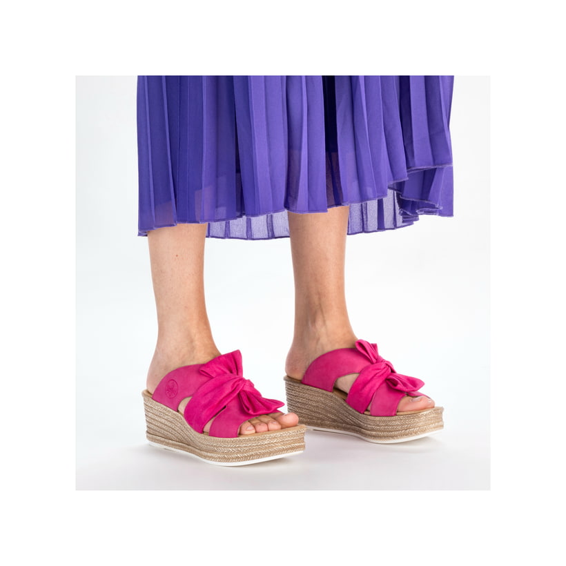 Rosane Rieker Damen Pantoletten 68789-31 mit dekorativer Schleife sowie Gummizug. Schuh am Fuß.