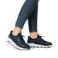 Blaue vegane Rieker Damen Sneaker Low N5257-14 mit einem Gummizug. Schuh am Fuß.