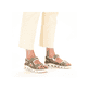 Grüne Rieker Damen Trekkingsandalen 64066-52 mit einem Klettverschluss. Schuh am Fuß.