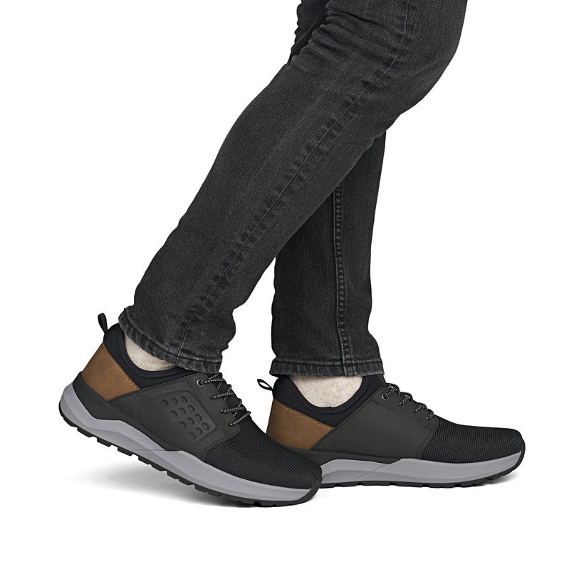Mocassins Rieker noirs pour hommes 06058-00 avec bande élastique. Chaussure au pied.