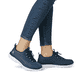 Blaue vegane Rieker Damen Slipper M5069-12 mit Gummizug sowie flexibler Sohle. Schuh am Fuß.