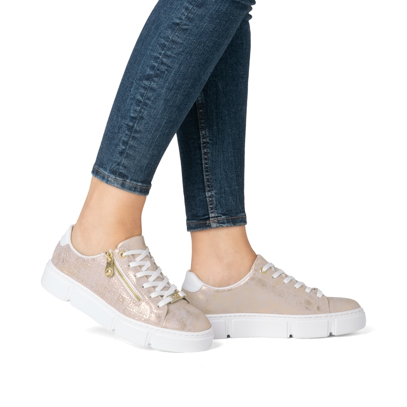 Goldene Rieker Damen Sneaker Low N5917-90 mit einem Reißverschluss. Schuh am Fuß.