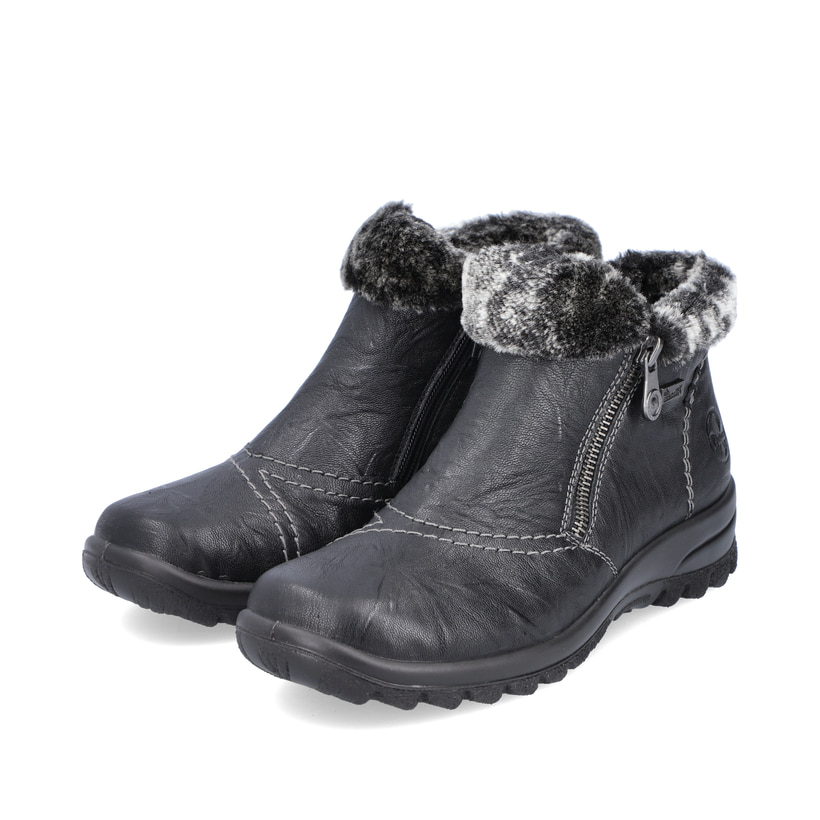 Tiefschwarze Rieker Damen Kurzstiefel L7172-00 mit einer schockabsorbierenden Sohle. Schuhpaar schräg.