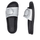 Silberne Rieker Damen Pantoletten W1453-90 mit Gummizug sowie trendigen Schnalle. Schuh von oben, liegend.