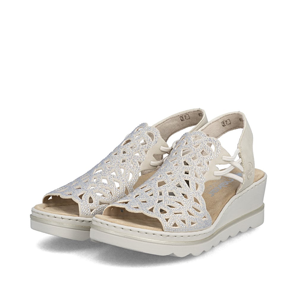 Beige Rieker Keilsandaletten 67465-62 mit Strasssteinen sowie einem Gummizug. Schuhpaar seitlich schräg.