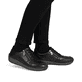 Baskets basses Rieker marron pour femme N1100-25 en cuir lisse. Chaussure au pied.