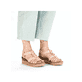 Rosane Rieker Keilsandaletten 63778-31 mit Schmuckelementen sowie einem Gummizug. Schuh am Fuß.