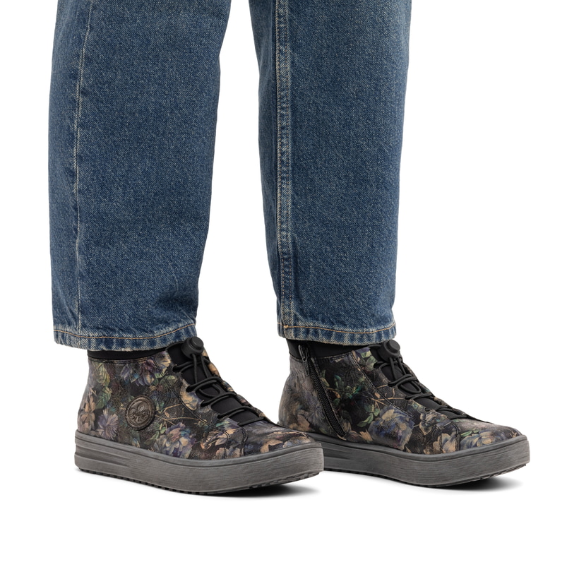 Graue Rieker Damen Kurzstiefel L2550-90 mit floralem Aufdruck. Schuh am Fuß.