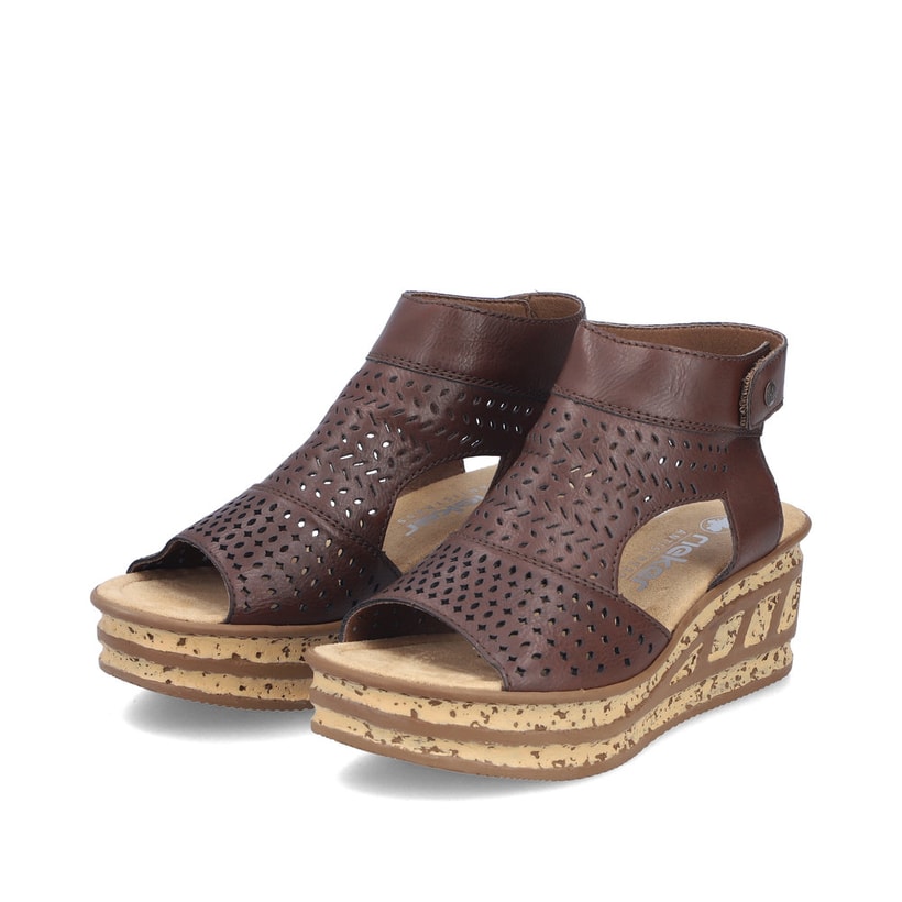 Braune Rieker Keilsandaletten 68185-24 mit raffinierten Cut-Outs. Schuhpaar seitlich schräg.