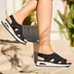 Schwarze Rieker Damen Riemchensandalen 65662-00 mit Rieker Air Sohlenfenster. Schuh am Model. 