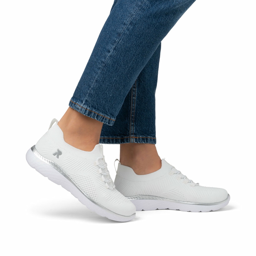 Weiße Rieker Damen Slipper M5074-80 mit Gummizug sowie einer ultraleichten Sohle. Schuh am Fuß.