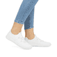 Weiße vegane Rieker Damen Slipper 52854-80, Barfußschuhe mit einem Gummizug. Schuh am Fuß.