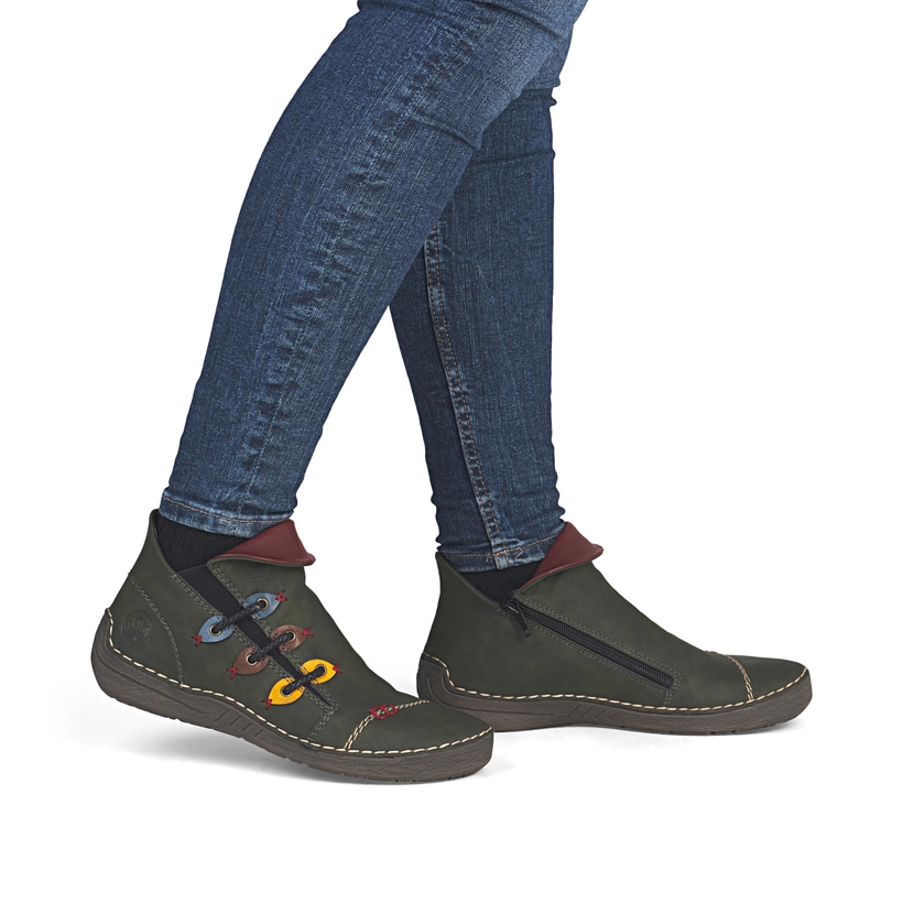 Grüne Rieker Damen Kurzstiefel 72581-54 mit bunten Details sowie Reißverschluss. Schuh am Fuß.