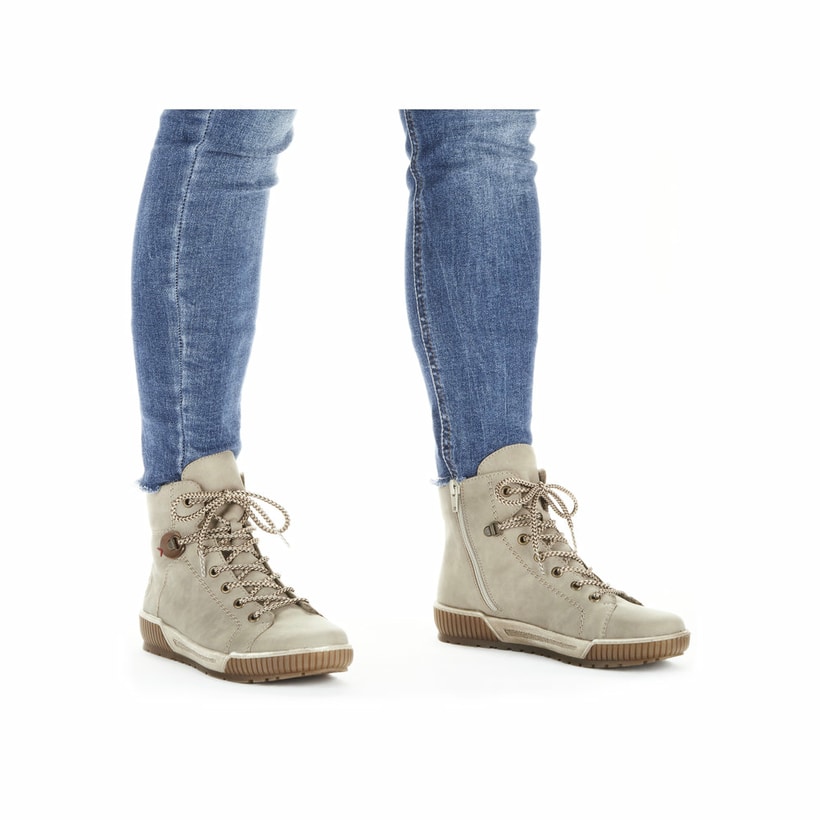 Cremebeige Rieker Damen Schnürstiefel N0730-64 mit einem Reißverschluss. Schuh am Fuß.