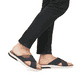 Blaue Rieker Herren Pantoletten 25283-14 mit einem Klettverschluss. Schuh am Fuß.