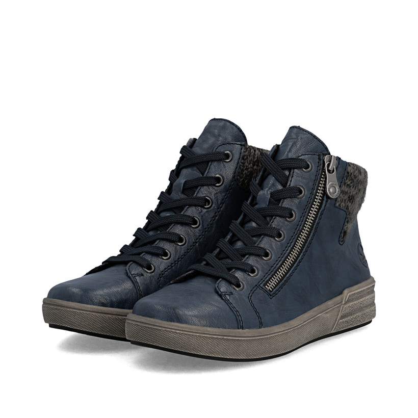 Dunkelblaue Rieker Damen Sneaker High X0709-14 aus Glattleder mit Reißverschluss. Schuhpaar seitlich schräg.