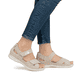 Beige Rieker Damen Riemchensandalen V7474-60 mit einem Klettverschluss. Schuh am Fuß.
