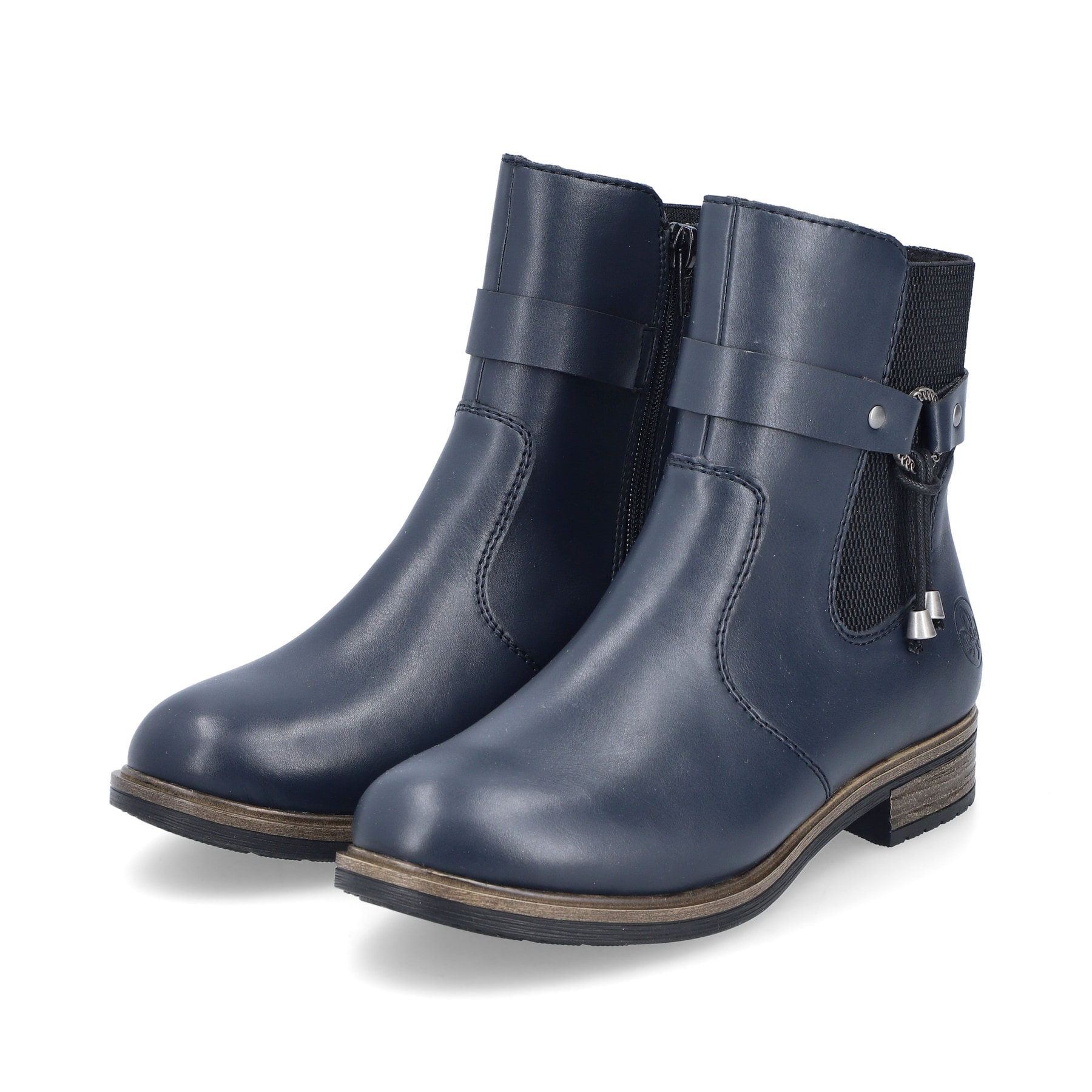 Dunkelblaue Rieker Damen Stiefeletten 72258-14 mit modischer Kordel. Schuhpaar seitlich schräg.