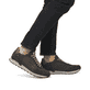 Graue Rieker Herren Sneaker Low U0305-45 mit leichter und griffiger Sohle. Schuh am Fuß.