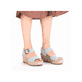 Blaue vegane Rieker Keilsandaletten 68763-10 mit trendigen Schnalle. Schuh am Fuß.