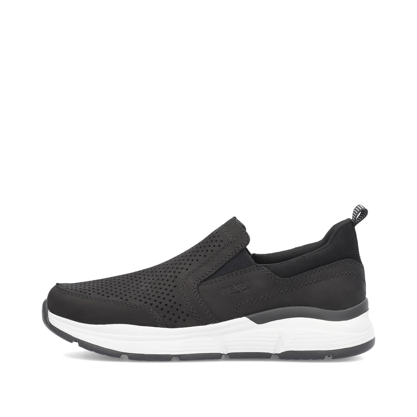 Schwarze Rieker Herren Slipper B5062-00 mit Elastikeinsatz sowie Löcheroptik. Schuh Außenseite.
