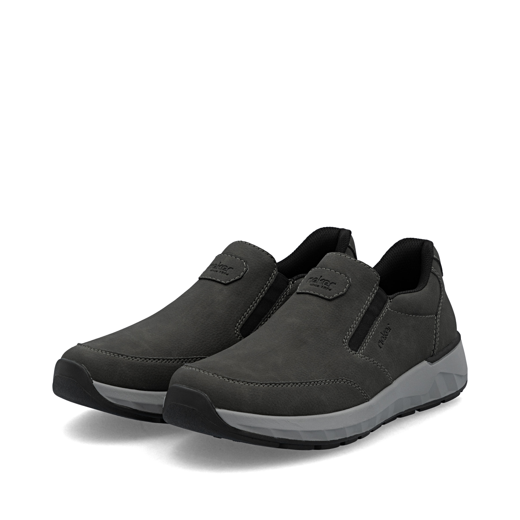 Dunkelgraue Rieker Herren Slipper 11550-45 mit einem Gummizug sowie Extraweite H. Schuhpaar seitlich schräg.