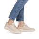 Rosane Rieker Damen Sneaker Low W1101-31 mit einer Schnürung. Schuh am Fuß.