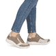 Beige Rieker Damen Schnürschuhe 59502-62 mit Reißverschluss sowie Extraweite H. Schuh am Fuß.