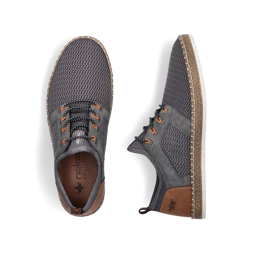 Graue Rieker Herren Slipper B5252-45 mit einem Gummizug sowie Komfortweite G 1/2. Schuh von oben, liegend.