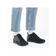 Champagnerfarbene Rieker Damen Slipper 487C0-60 mit einem Klettverschluss. Schuh Außenseite gespiegelt.